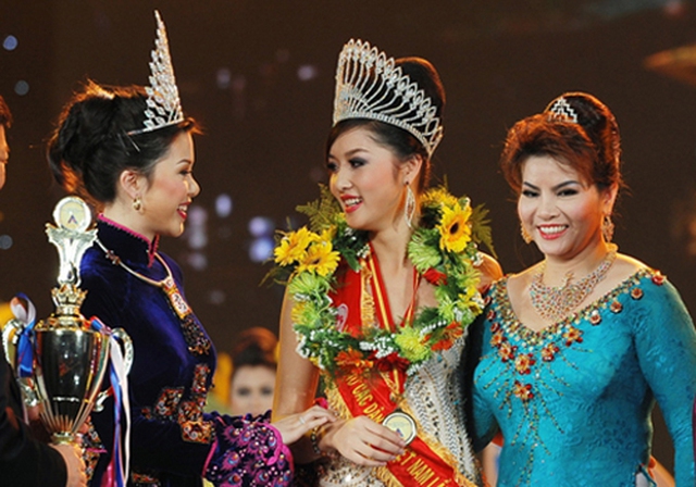 Triệu Thị Hà trong đêm đăng quang hoa hậu năm 2011 (giữa), bà Kim Hồng (bên phải)