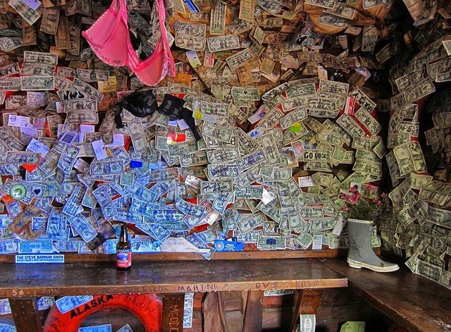 Quán bar xa xỉ được trang trí bằng đô-la