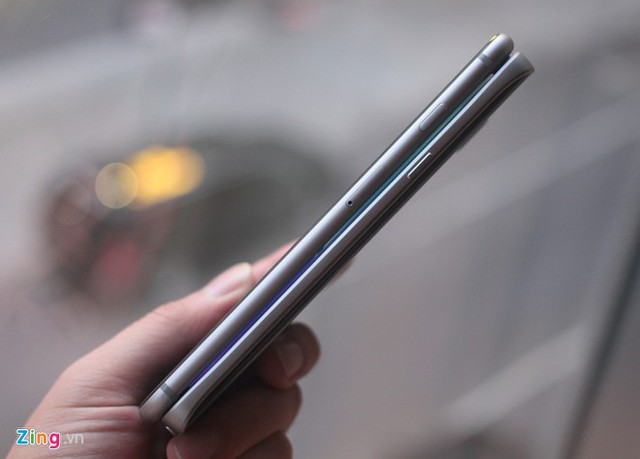 iPhone mỏng 6,9 mm, Galaxy Note là 7,6 mm. Dù vậy, với kiểu dáng thiết kế mới, di động Samsung tạo các giác mỏng hơn khi nhìn từ cạnh bên.