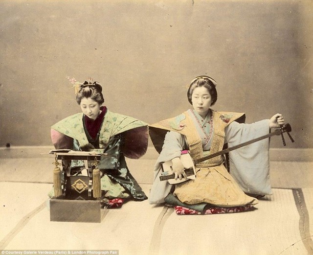  Hai geisha đang biểu diễn phục vụ khách. Beato chụp ảnh trắng đen, sau đó phủ màu bằng tay lên các bức ảnh. Đây là công đoạn tốn rất nhiều thời gian.
