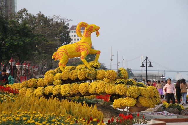 Nổi bật nhất đường hoa năm nay là hình ảnh Dê vàng được trang trí rất đẹp đối diện số 42 đường Bạch Đằng.