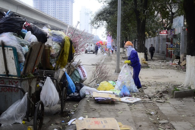 Dọc tuyến đường Nguyễn Trãi, thỉnh thoảng mới có xe máy, oto đi lại.