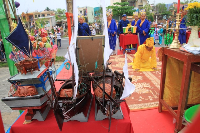 Phần lễ được mở đầu với Lễ Nghinh Ông (Ông là tiếng gọi tôn kính của ngư dân dành riêng cho cá voi, loài cá thường giúp họ vượt qua tai nạn khi lênh đênh trên biển cả) được bà con ngư dân tổ chức trang nghiêm với lễ rước trên biển để bày tỏ sự đoàn kết giữa các vạn chài, chứng giám lòng thành của ngư dân ngoài biển.