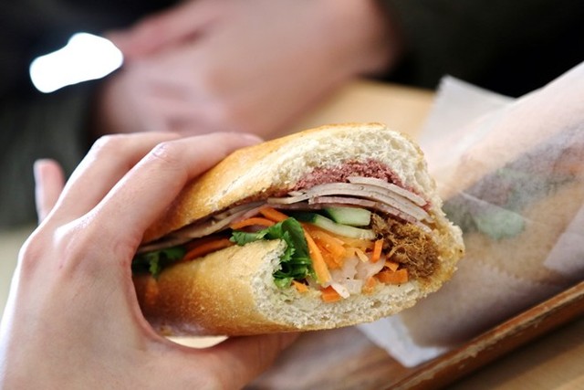 Banh Mi Zon (phố 6): Bánh mì ở đây được ưa chuộng bởi lớp vỏ ngoài giòn tan, rau tươi, patê và thịt ngon tuyệt. Quán chủ yếu phục vụ dạng mang đi, có mặt tiền khá đơn giản và lịch sự. Ảnh: Legrumeau.