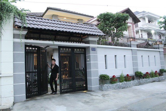 Là ca sĩ đắt show, đặc biệt ở hải ngoại, đầu năm nay, Cao Thái Sơn đón chào ngôi nhà mới vừa được hoàn tất. Chốn đi về của giọng ca Con đường mưa nằm ở quận 7, TP.HCM và có diện tích tổng cộng 200m2. 
