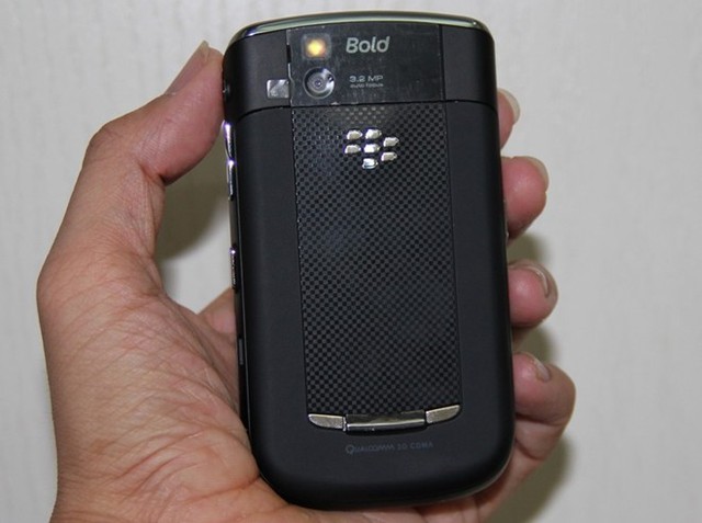 Blackberry 9650 xuất xứ Mỹ giá 1,3 triệu đồng hút khách
