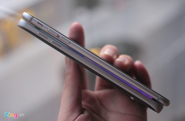 Các phím bấm âm lượng từ Galaxy Note 5 khá mảnh, nổi cao và mảnh. Trong khi iPhone 6 Plus được làm hơi lớn, phẳng. Khác biệt nhỏ này không làm ảnh hưởng đến sự khác biệt của lực ấn và độ nhạy của các phím bấm trên hai model.