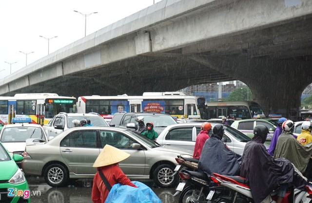 Dòng người chen chúc trong mưa dưới gầm đường cao tốc.Do không có cảnh sát giao thông túc trực nên 