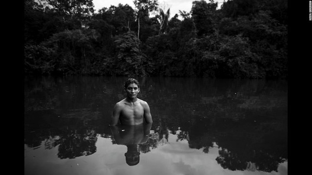 Marimy tắm ở một con sông gần làng Guaja, Alto Turacu.