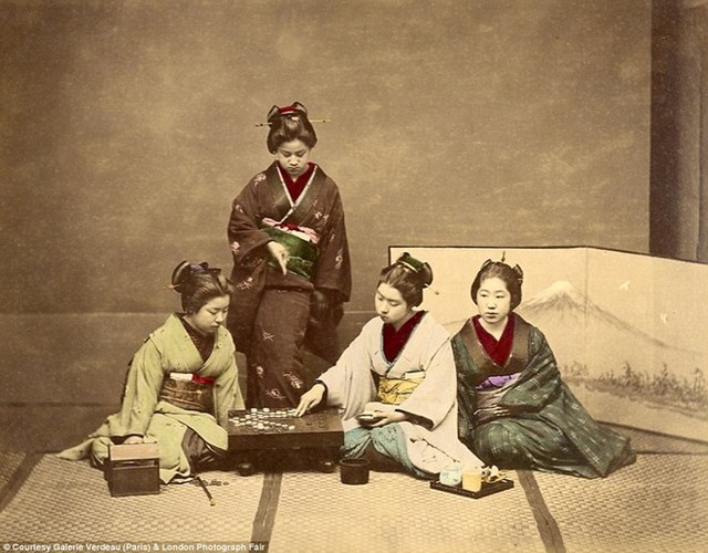 Một nhóm geisha đang chơi cờ những lúc không phải tiếp khách. Beato rời Nhật Bản vào năm 1877. 