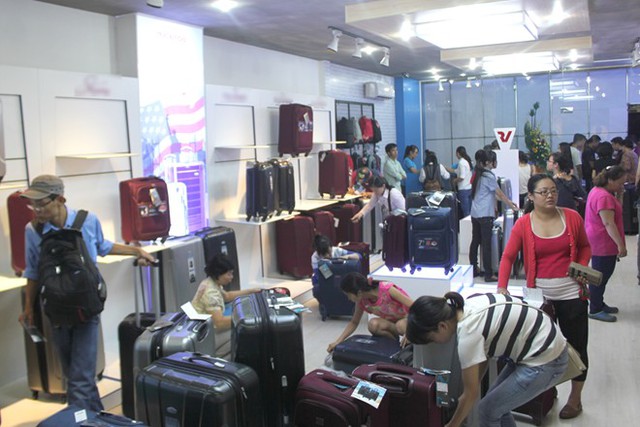 Xếp hàng 5 tiếng chờ mua vali giảm giá ở Sài Gòn