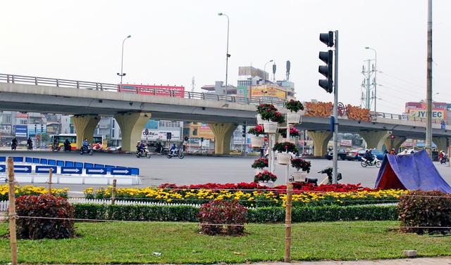 Ngã tư cầu vượt Mai Dịch (tuyến đường Cầu Giấy   Hồ Tùng Mậu giao nhau với Phạm Hùng và Phạm Văn Đồng). Thường ngày là một điểm nóng về giao thông.