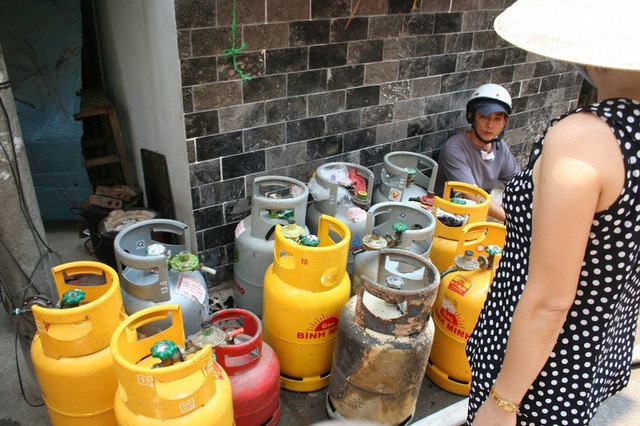 Người dân kịp thời di chuyển bình ga khỏi nhà để né các vụ nổ.