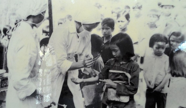 Trẻ em ở vùng kháng chiến được các tổ phòng chống dịch lưu động thuộc Ban dân y miền Nam chủng ngừa.