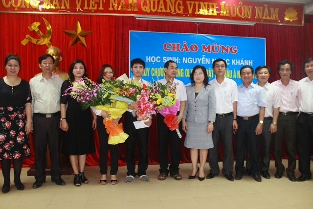 Lãnh đạo tỉnh tặng hoa chúc mừng cô Thơ An và em Ngọc Khánh