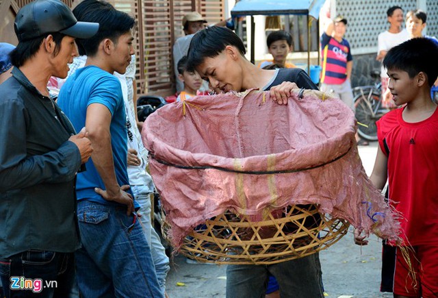 Tranh hứng tiền cúng cô hồn bằng lồng gà ở Sài Gòn
