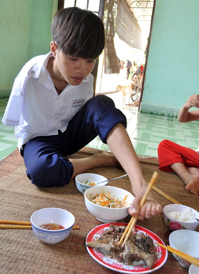 Cậu bé không tay đoạt huy chương bơi lội