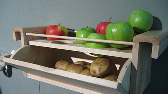 6. Hãy bảo quản táo và khoai tây gần nhau vì khí ethylene từ táo sẽ giúp khoai tây tươi và không bị mọc mầm.