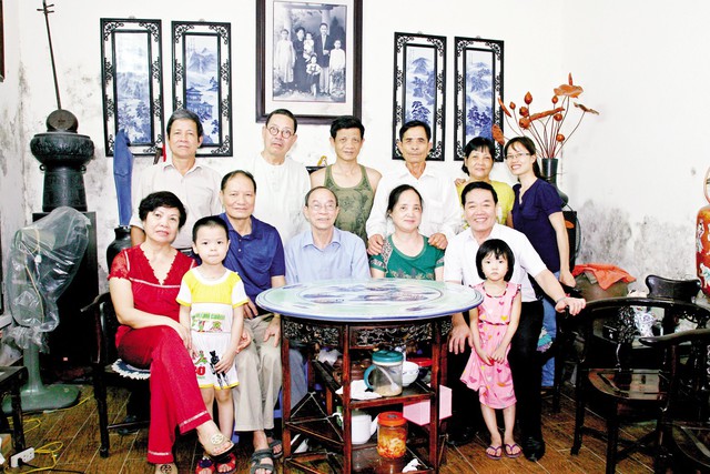 Sau 60 năm xa cách, ông Hùng (người đứng thứ 3 từ phải sang) đã tìm được người thân ở Hà Nội (ảnh do gia đình cung cấp).