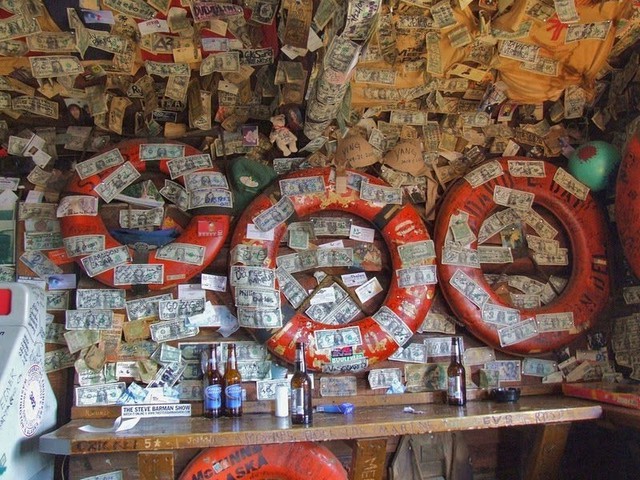 Quán bar xa xỉ được trang trí bằng đô-la