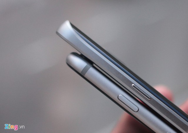 Trên iPhone 6 Plus, Apple không còn giữ đường diamond cut và chuyển sang xu hướng bo cong. Samsung vẫn kết hợp cả hai. Chất liệu kim loại được Samsung sử dụng cứng cáp hơn. Chính điều này giúp cho Galaxy Note 5 tạo ấn tượng mạnh mẽ hơn so với iPhone 6 Plus.