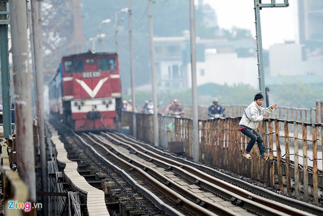 Giỡn với tử thần trên cầu Long Biên