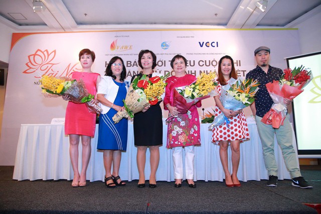 Nhạc sỹ Huy Tuấn, nhạc sỹ Giáng Son (bên phải) cùng các thành viên tham gia hội đồng giám khảo