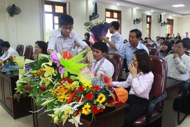 Đón cô Nguyễn Thị Thơ An và em Nguyễn Ngọc Khánh trở về