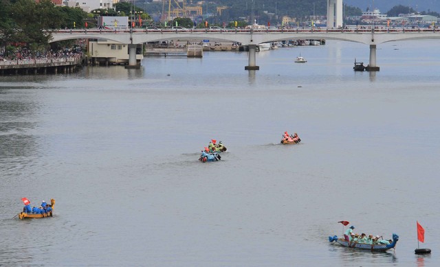 Các đội đua bắt đầu đoạn từ cầu Sông Hàn tới cầu Rồng...