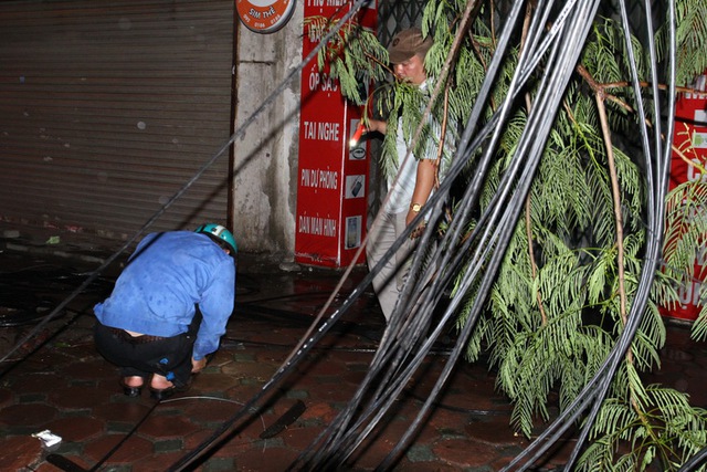 Các nhân viên nhà mạng đang nối dây tại khu tập thể Trung Tự