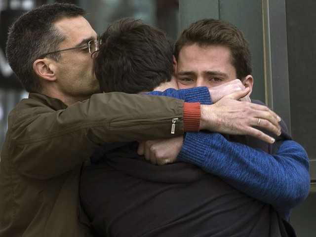 Những người thân trong gia đình nạn nhân máy bay chỉ còn biết an ủi nhau khi họ đến sân bay ở Barcelona, Tây Ban Nha