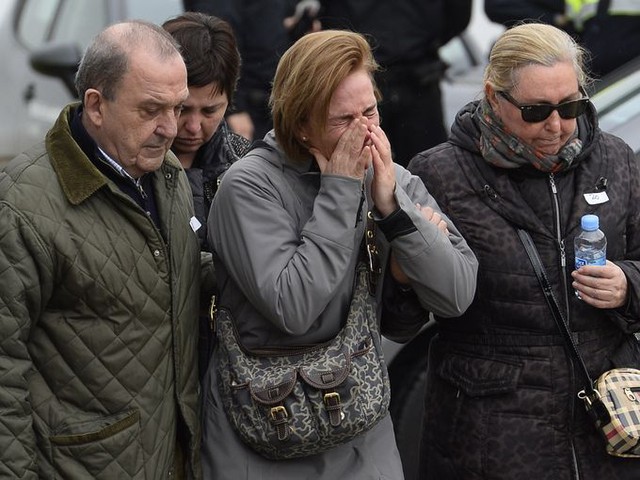Những người có bạn bè hay người thân trên chiếc máy bay chở khách bị rơi đau đớn khi họ đến sân bay ở Barcelona.