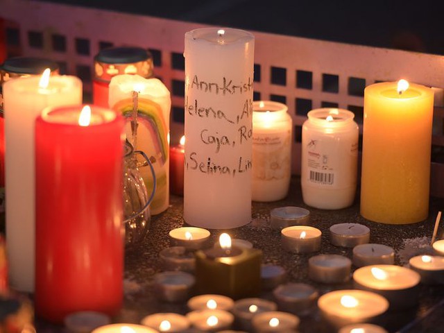 Nến và những cái tên được ghi lên tại khu tưởng niệm những nạn nhân xấu số trong tai nạn máy bay tại trường trung học trên