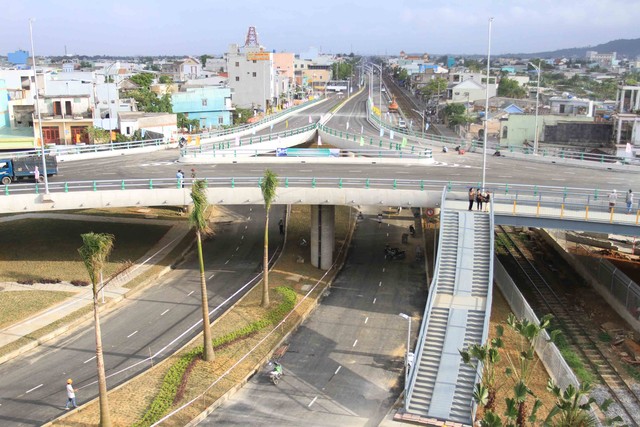 Với phương án phân luồng giao thông: tầng mặt đất dành cho các nhánh rẽ đường bộ không giao với đường sắt, cho phép tất cả các loại xe cơ giới lưu thông theo hướng đường Trường Chinh đi vào và ra khỏi thành phố kết hợp với cầu bộ hành vượt đường sắt; cầu vượt tầng 1 là vòng xuyến trên cao có đường kính 150m với các nhánh rẽ cho phép tất cả các loại xe cơ giới và xe máy lưu thông theo 4 hướng ra vào thành phố; cầu vượt tầng 2 với nhịp dây văng và cầu dẫn dành cho các loại xe cơ giới lưu thông từ Thừa Thiên - Huế vào TP Đà Nẵng và ngược lại.