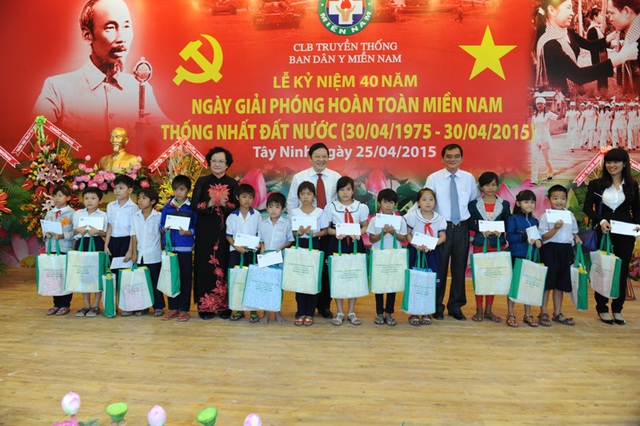 ...và trao học bổng đến trẻ em nghèo hiếu học của xã Tân Biên.