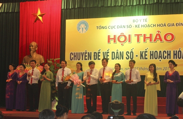 Thứ thưởng Bộ y tế Nguyễn Viết Tiến tặng hao cho đội văn nghệ