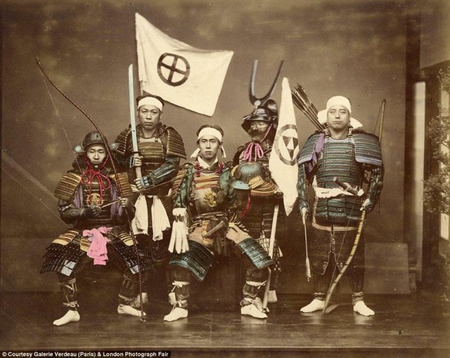 Ngoài những geisha, ông Beato cũng chụp một số ảnh về các samurai dũng mãnh ở Nhật Bản.