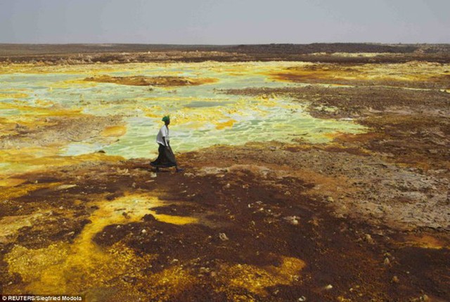 Người bán muối di chuyển trên địa hình gồ ghề để tới các mỏ giàu khoáng sản ở Dallol.