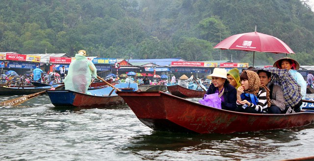 Về trưa, lượng người đổ về đây không có xu hướng giảm mà còn tăng thêm nhiều hơn. Bến đò suối Yến luôn tấp nập đò ra vào