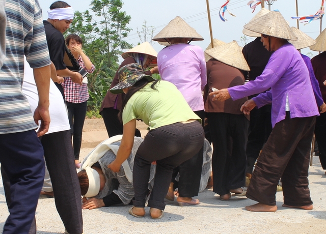 Hai anh em Liêm và Phượng gục bên đường tiễn biệt bố mẹ