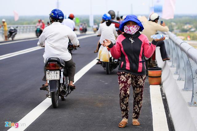 Con đưa di ảnh ba mẹ ngắm cầu Mỹ Lợi ng&agrave;y th&ocirc;ng xe