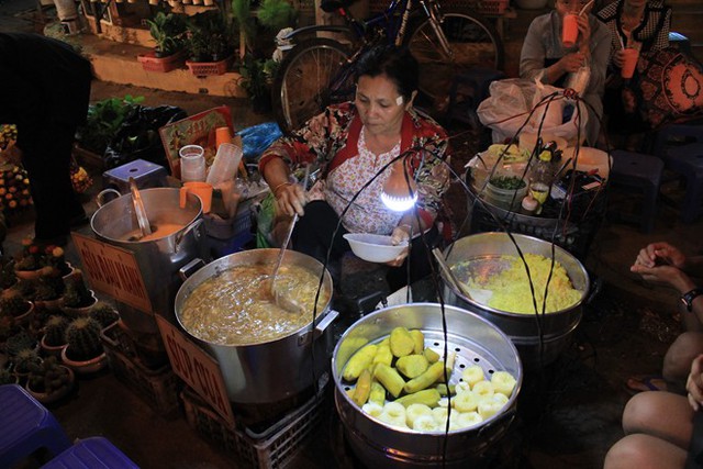 Súp cua, xôi bắp Bạn cũng có thể ghé gánh hàng rong trong lòng chợ để thưởng thức một tô súp cua nóng hổi, đặc sánh, thơm lừng; làm một củ khoai lang luộc, hay một đĩa xôi đậu xanh mỡ hành beo béo.