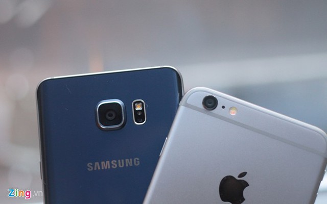 iPhone 6 Plus sử dụng phần lớn chất liệu vỏ ngoài là nhôm, kết hợp với các đường cao su để tăng khả năng bắt sóng ăng ten. Samsung kết hợp giữa kim loại nguyên khối và mặt kính 2 bên. Trong đó, mặt lưng kính của Galaxy Note 5 được uốn cong hai bên, tạo cảm giác thân thiện với tay hơn.