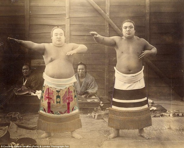 Các võ sĩ samurai trong buổi tập thể lực. Bộ ảnh về cuộc sống của người dân Nhật Bản trong thế kỷ 19 đang được triển lãm tại Anh từ cuối tuần này.