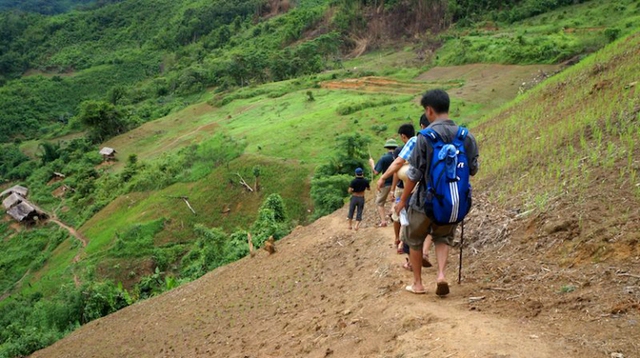 Các điều tra viên phải lội suối, băng rừng. Ảnh Hồ Hà