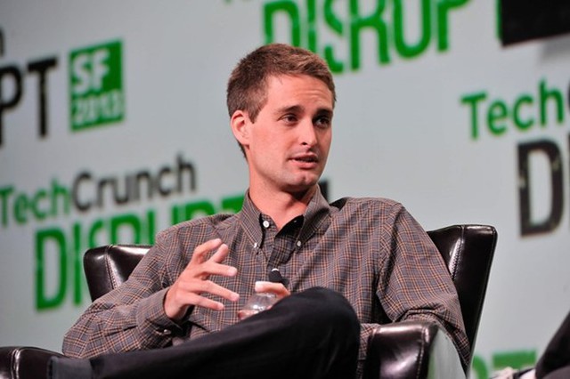 2. Evan Spiegel Evan Spiegel là người đồng sáng lập kiêm CEO của Snapchat – ứng dụng nhắn tin hình ảnh và video tự hủy sau một thời gian nhất định. Từng theo học ngành thiết kế sản phẩm tại trường Đại học danh tiếng Stanford, và chỉ còn 3 môn nữa là tốt nghiệp, nhưng năm 2012 Evan Spiegel đã quyết định bỏ học để cùng người bạn thân Bobby Murphy tập trung phát triển Snapchat. Hiện Snapchat được định giá khoảng 19 tỷ USD, còn lượng cổ phần mà Spiegel nắm giữ tương đương trên 1,15 tỷ USD.