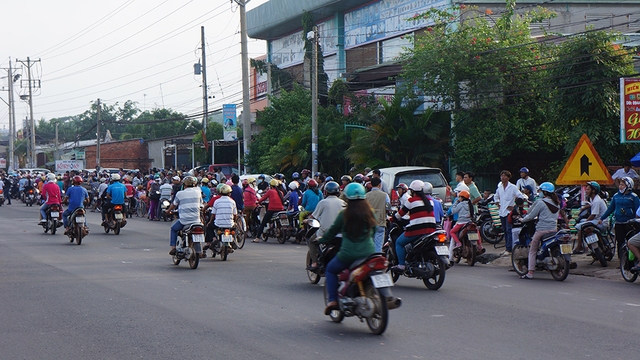 Hàng trăm người dân tụ tập bên đường tiễn biệt gia đinh ông Mỹ lần cuối