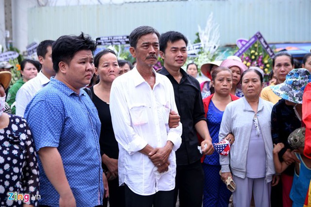 Khoảnh khắc xé lòng của bố MC Quang Minh trong đám tang.