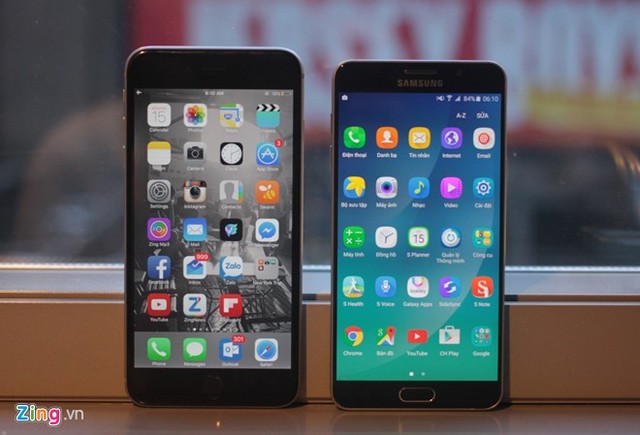 Màn hình trên iPhone 6 Plus là 5,5 inch, tuy nhiên, kích thước máy lại lớn hơn so với Galaxy Note 5 là 5,7 inch. Di động Apple có màn hình đạt gần 68% tỷ lệ mặt trước, trong khi smartphone Samsung là 76%. Về màn hình, cả hai sử dụng các công nghệ khác nhau bên trong. Apple với IPS, độ phân giải Full HD. Samsung có Quad HD Super AMOLED, độ phân giải 2K cho độ nét cao và độ phân giải sâu.
