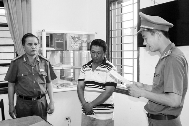 Cơ quan CSĐT C&ocirc;ng an TP Đ&agrave; Nẵng c&ocirc;ng bố quyết định bắt tạm giam Huỳnh Quang Sơn. 	Ảnh: Đức Ho&agrave;ng